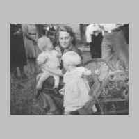 022-0561 Karpau - Martha Rosmaity mit Klaus Rosmaity auf dem Schoss im Jahre 1943.jpg